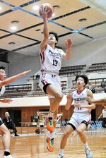 男子決勝・鳥取城北―米子松蔭　鳥取城北は第１クオーターで新谷（１３）がシュートを決めて２０―０と突き放す＝どらドラパーク米子市民体育館