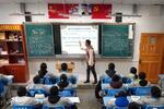 　一部メディアに公開された、中国チベット自治区ニンチー市巴宜区中学校のチベット語の授業＝３１日（共同）