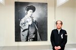 山本隆博さんの絵画展で展示している代表作。「ぜひ実物の作品を見に来てほしい」と呼びかける門脇学芸員（右）