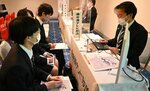 来春卒業予定者向けの合同企業説明会。若年層の流出阻止、Ｕターン促進が人口減対策の第一歩となる＝１３日、米子市内のホテル