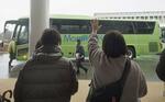 　石川県珠洲市からバスで集団避難する中学生を見送る保護者ら＝１月21日