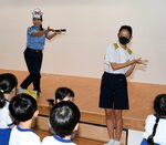 園児の前で警察官とダンスを踊る生徒（右）