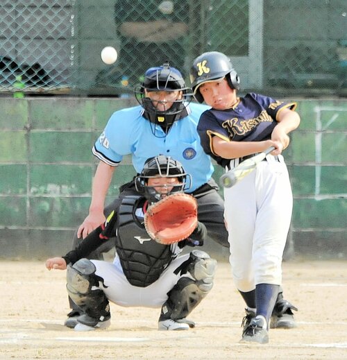 決勝戦。同点で迎えた五回、香住の川田が左中間への適時打でこの回２点目を奪い、点差を広げた＝健康公園多目的グラウンド