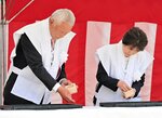 豊作を祈って種をまく吉田さん夫妻＝１８日、三朝町小河内