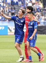　東京Ｖに勝利し、喜ぶ町田の（左から）藤尾、ＧＫ谷、仙頭＝Ｇスタ