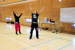 　少年院在院者向けのワークショップでダンスを披露する講師＝２月、東京都昭島市の東日本少年矯正医療・教育センター