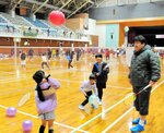 【風船から】 風船を使って未経験者にも丁寧に指導。将来のスターはここから生まれる？