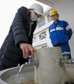 　避難生活を送る石川県珠洲市立上戸小の水が使えるようになり、蛇口をひねる藤部富子さん＝１０日午前