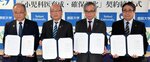 契約書を手にする中島学長（左）と日野郡３町の首長＝２７日、米子市西町の鳥取大医学部付属病院