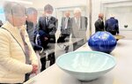 坂本さんの「青瓷掛分光彩文鉢」（手前）と森さんの「瑠璃釉壺」（手前から二つ目）