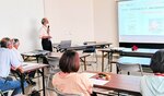 ものづくりの指導法を学ぶ受講者ら