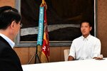 平井知事に抱負を述べる石黒主将（右）＝３０日、鳥取県庁