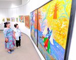 ギャラリー内を彩る大小の力作