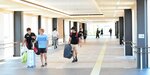 開通から１年が経過した「がいなロード」を歩く利用者＝２９日、ＪＲ米子駅