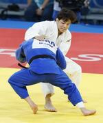 　男子６６キロ級決勝　ブラジル選手を攻める阿部一二三＝パリ（共同）