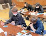 メッセージカードに感謝の思いをしたためる選手ら（ガイナーレ鳥取提供）