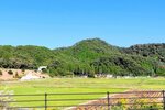 山陰近畿道岩美インターチェンジ付近から見た道竹城跡