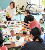 参加者にカボチャの作り方を伝える井沢代表（奥）＝２０日、米子市皆生３丁目の市心身障害者福祉センター