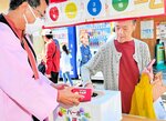 【当たれ！】　香住ガニや地元産米が当たるスーパーボールくじに挑戦する来場者（右）