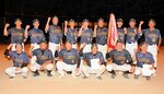 ６連覇を果たしたヤンキースの選手たち＝２０日夜、新温泉町湯の健康公園グラウンド