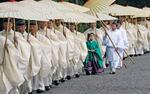 　「式年遷宮」の始まりの祭事「山口祭」で、玉砂利を進む神職と童女＝２日午前、三重県伊勢市の伊勢神宮内宮