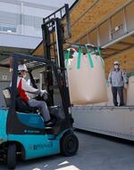 　アイリスオーヤマの精米工場に到着した備蓄米＝２９日午前、宮城県亘理町