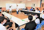 ツアーで感じた町の魅力について意見を出し合う参加者たち