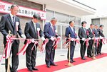 新校舎の完成をテープカットで祝う関係者