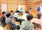 美方署員の話を真剣に聞き入る参加者ら