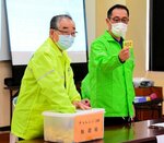 抽選する関係者ら
