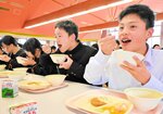 鳥取市と姫路市の特産品をふんだんに使った献立を楽しむ生徒ら