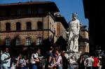 　イタリア中部フィレンツェの観光地を歩く人々＝２０２４年４月（ロイター＝共同）