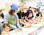 親子でイカの一夜干し作りに挑戦する参加者＝香美町香住区境のジオパークと海の文化館