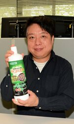 土壌の菌根菌を活性化させる液剤「マイコエナジー」を共同開発した上中教授＝９日、鳥取市湖山町南４丁目の鳥取大