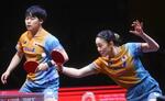 　混合ダブルス３回戦を突破した松島輝空（左）、張本美和組＝ドーハ（共同）