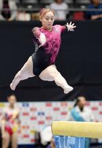 　女子個人総合予選　宮田笙子の平均台＝高崎アリーナ