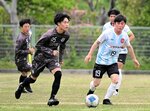 けろー会―Ｌ．　ｔａｔｉｏ　けろー会は後半、向井（９５）が前線で仕掛ける＝どらドラパーク米子球技場