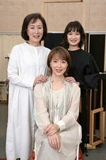 　舞台「陽気な幽霊」の稽古に臨む（左から）高畑淳子、若村麻由美、門脇麦＝東京都新宿区