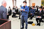 新規就職者を代表して決意を述べる竹本さん（中央）