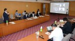 適正な選挙運営のための課題整理や条例案について話し合う有識者ら＝１６日、鳥取県庁