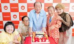 傘寿での座長公演に新喜劇ベテラン座員に誕生ケーキで祝福される池乃めだか（右から２人目）＝大阪市中央区の吉本興業本社