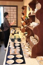白を基調とした暮らしの器が並ぶ会場