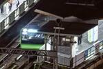 　ＪＲ新橋駅に停車した山手線外回りの電車＝２２日午後１１時３分