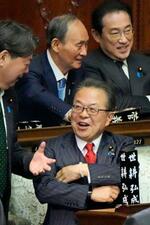 　衆院本会議に出席した世耕弘成氏（手前）＝１日