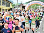 スタートと同時に走り出すランナー＝２４日、香美町村岡区村岡