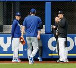 　試合前、談笑するメッツ・千賀（右）とドジャース・山本。中央は大谷＝ニューヨーク（共同）