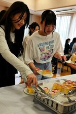 ケーキバイキングを楽しむ学生ら