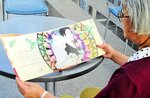 色鮮やかにリニューアルした絵本『碧川かた物語』＝提供写真