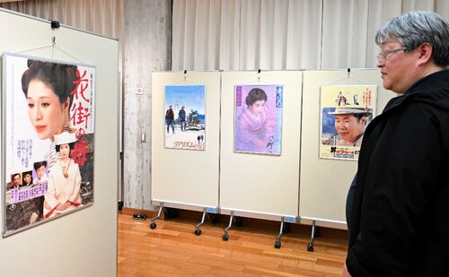 昭和映画のポスターが並ぶ会場