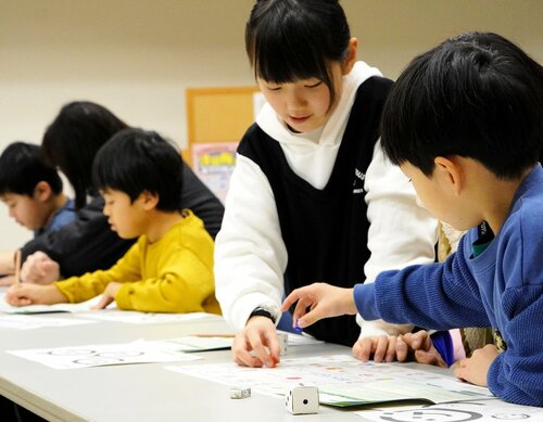 すごろくで遊びながらお金の使い方を学ぶ参加者